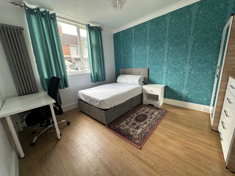 A double bedroom near train station 
