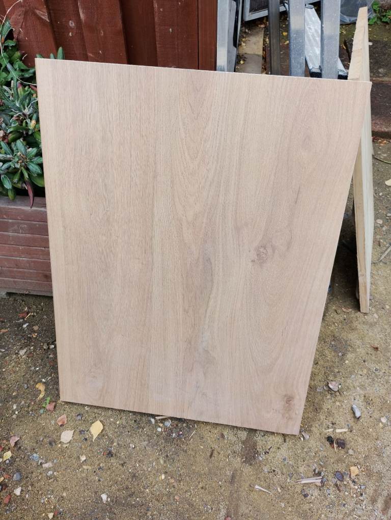 Brand new Howdens bullnose oak worktop well cut with edging 