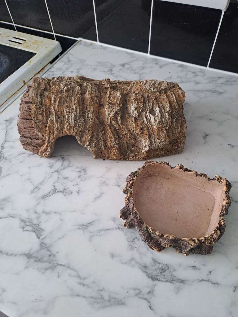 Large natural reptile or tarantula hide with large food or water bowl