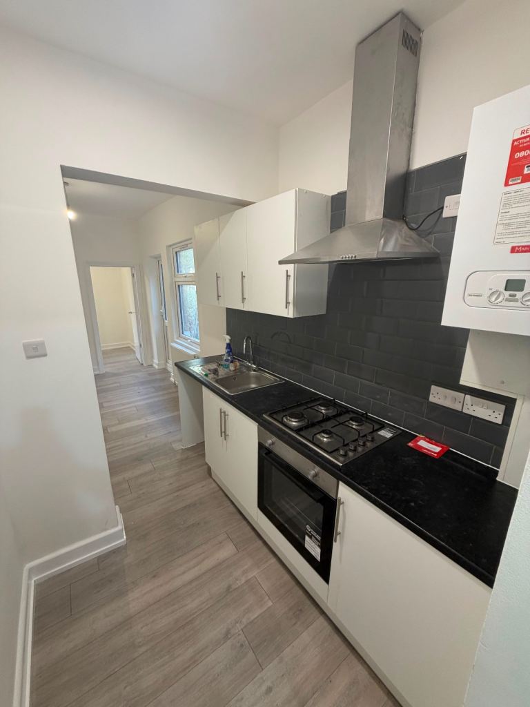 3 bedroom flat to rent with garden and driveway in Ilford IG1 4BG