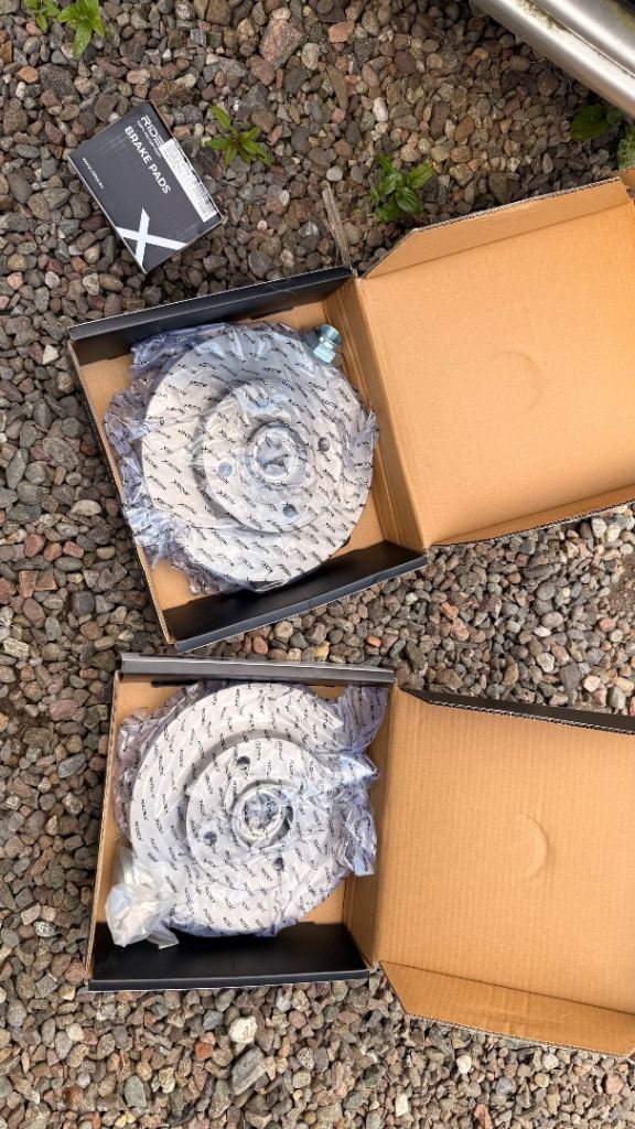 Brand new unused rear brake discs and pads for 2018 Peugeot 2008