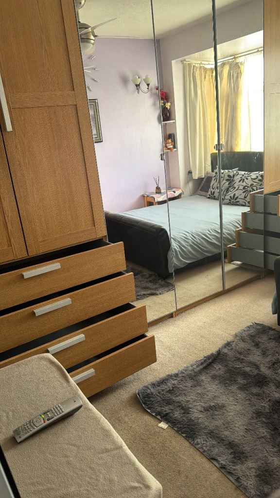 AVAILABLE IMMEDIATELY : XL DOUBLE ROOM, Ample storage, Professional, safe and full Privacy.