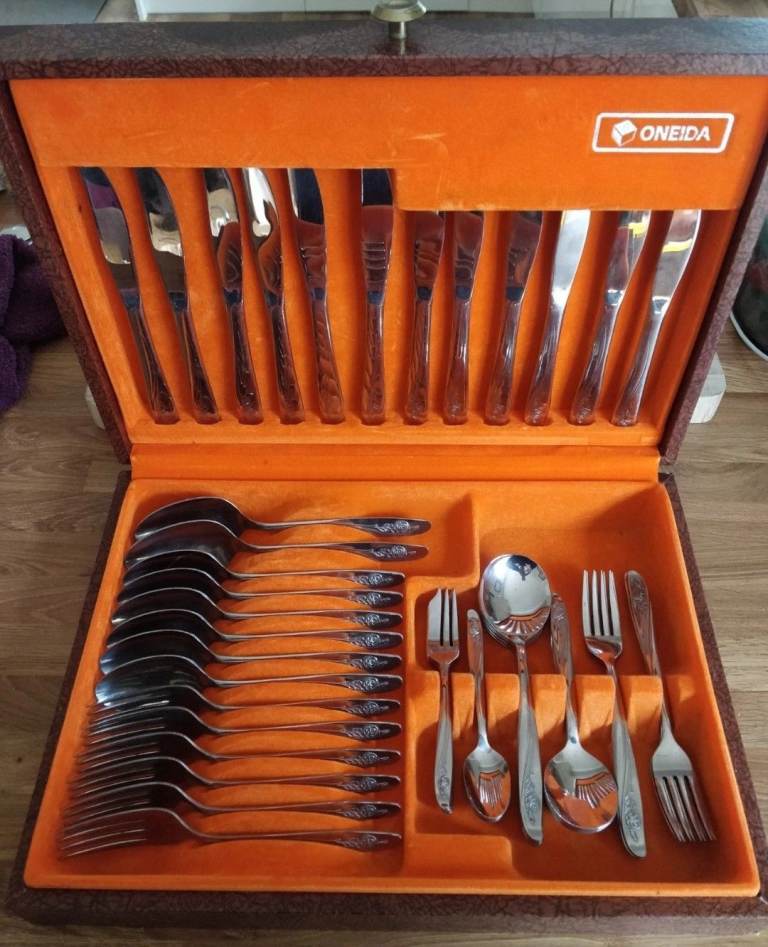 Oneida Roseanne Cutlery Set Stainless Steel 56 Pieces With Box Good Condition