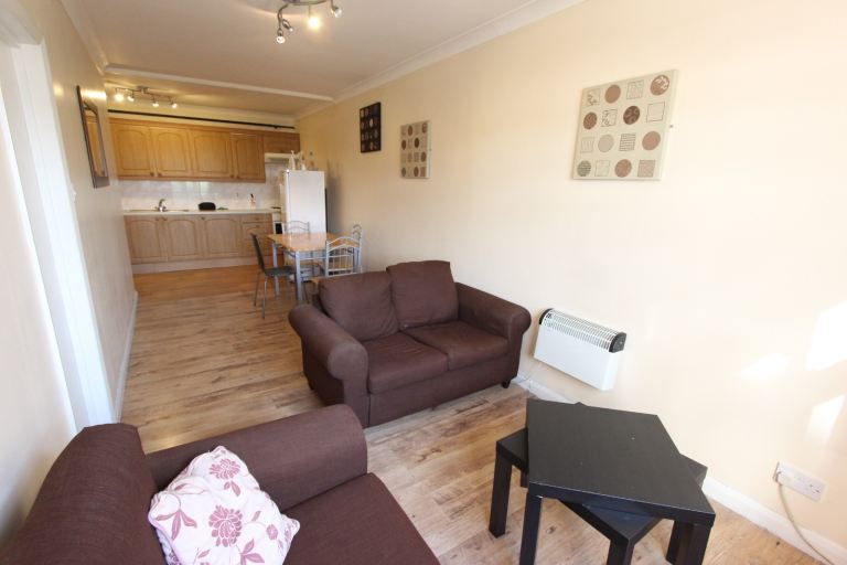 CLEAN, TIDY 1 BED close to Shops, Transport, amenities, coffee shops, eateries and Schools.