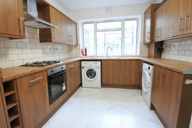 Large, modern 4 bedroom flat to rent on Willesden Lane