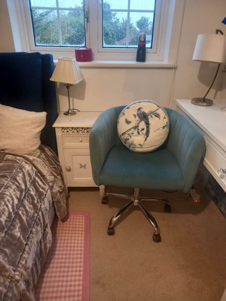 Swivel chair for dressing table