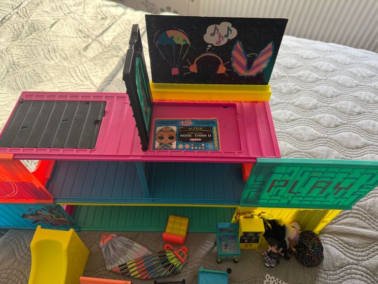 L.O.L surprise OMG house preowned but exc condition with extras