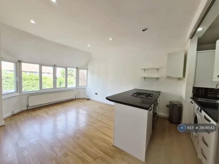 2 bedroom flat in Hamilton Road, London, NW11 (2 bed) (#2908543)