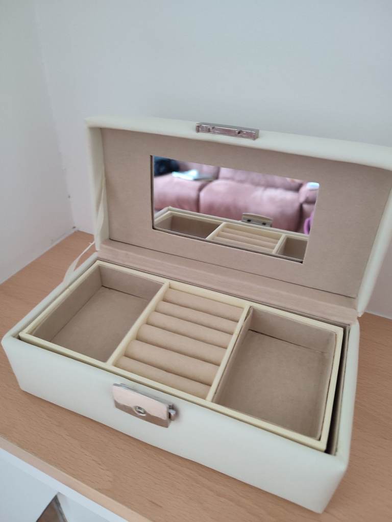 LADIES 2-TIER CREAM LEATHER LOOK JEWELLERY BOX LOCKABLE WITH KEYS, RINGS SECTION