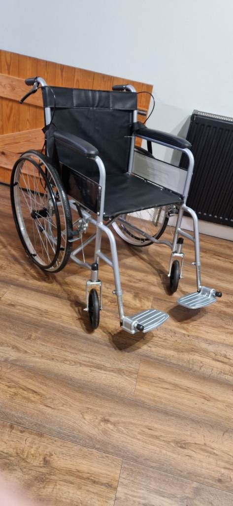 Wheel chair with brakes 
