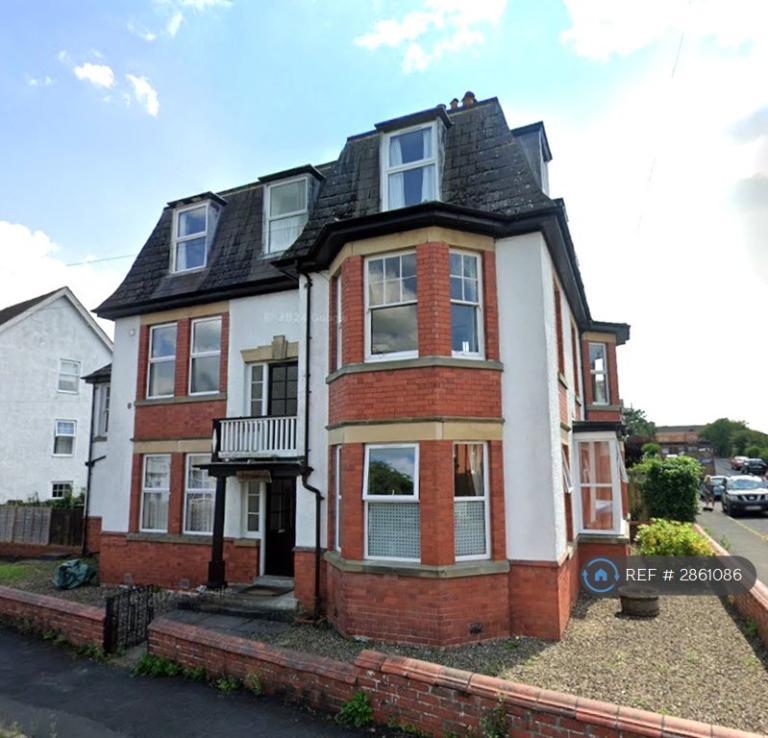 3 bedroom flat in Montpellier Park, Llandrindod Wells, LD1 (3 bed) (#2861086)