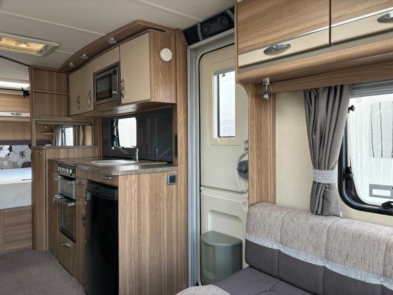 STERLING ECCLES AMETHYST -TWIN AXLE- FIXED BED + SIDE DINETTE + MOTORMOVER