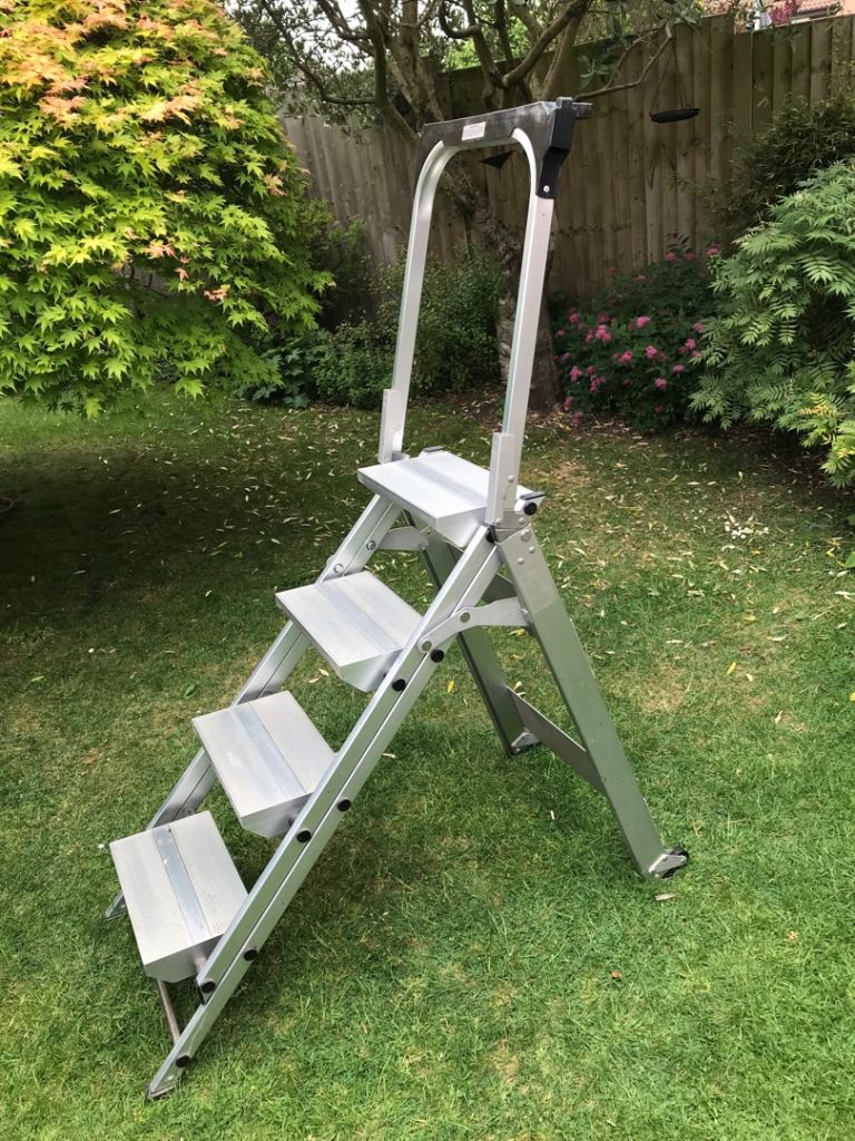 STEP LADDER