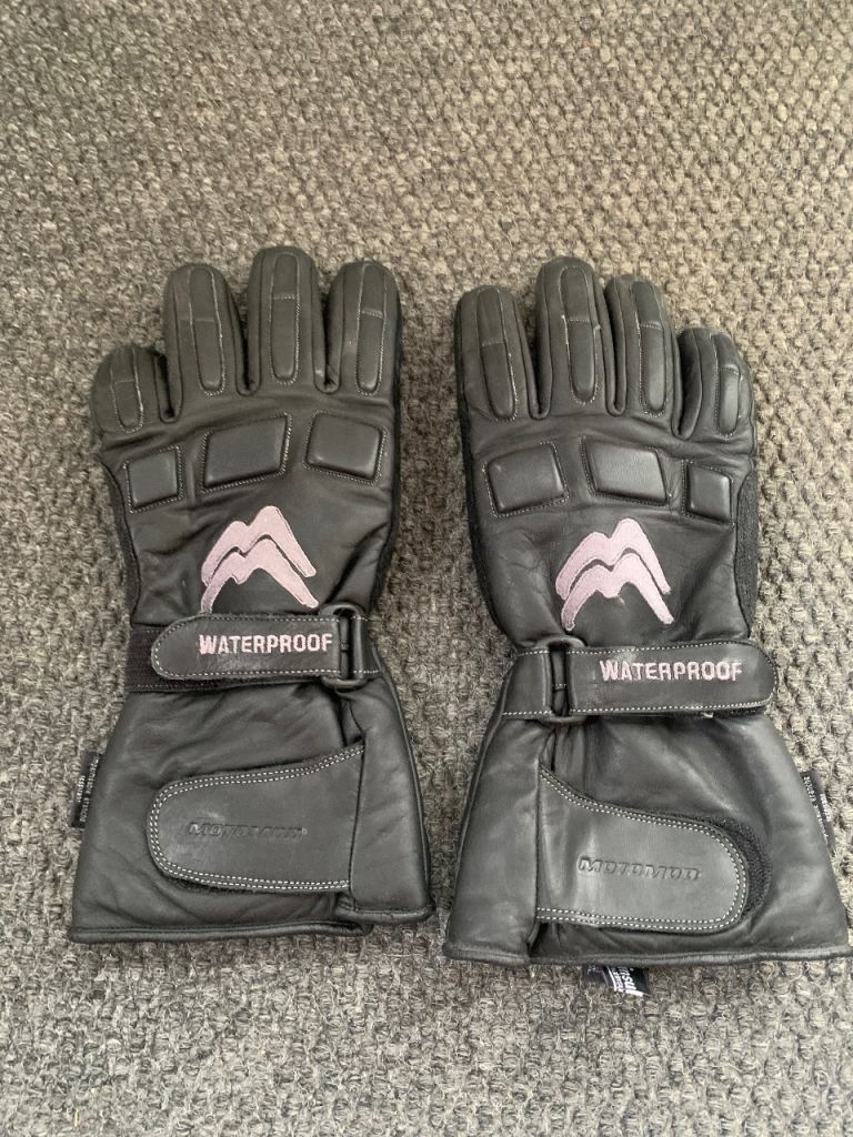 Motorcycle gloves