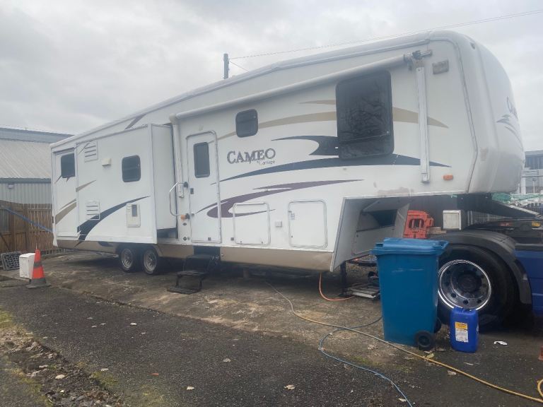 5th wheel American caravan