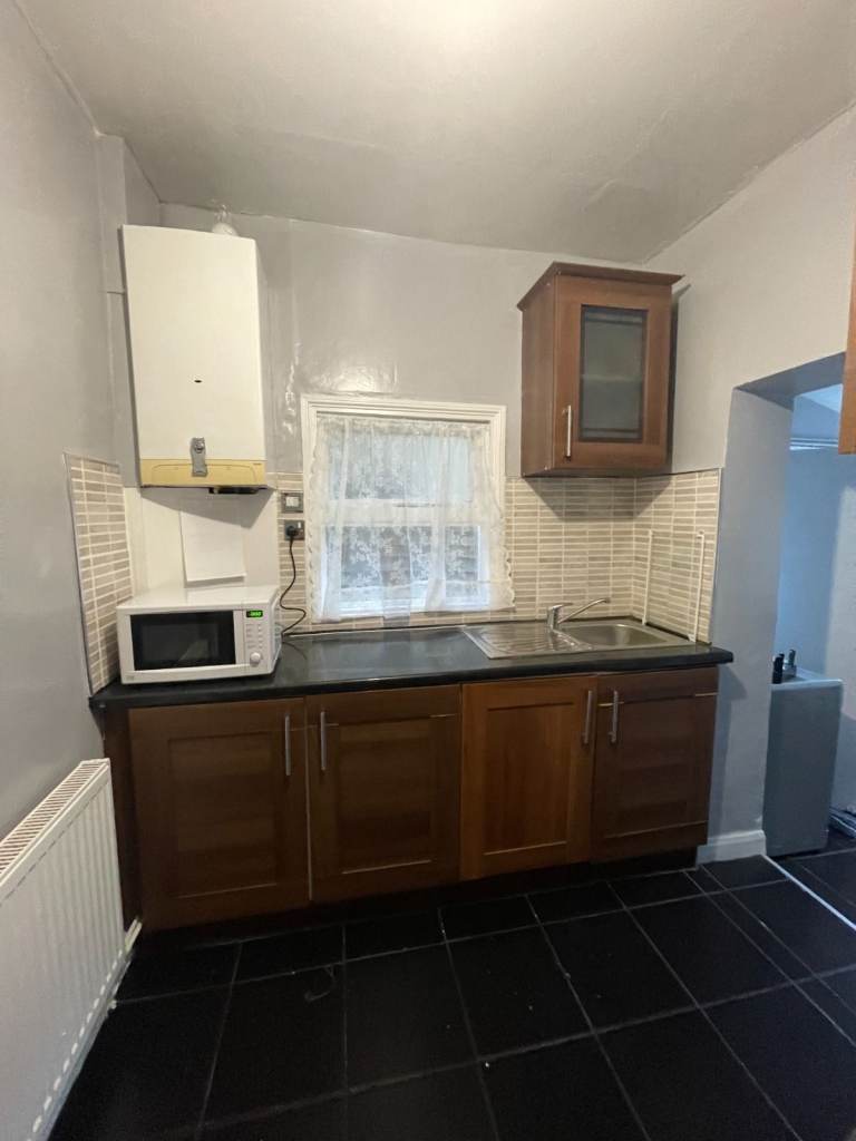 ROOM FOR RENT IN STRATFORD ALBERT SQUARE 