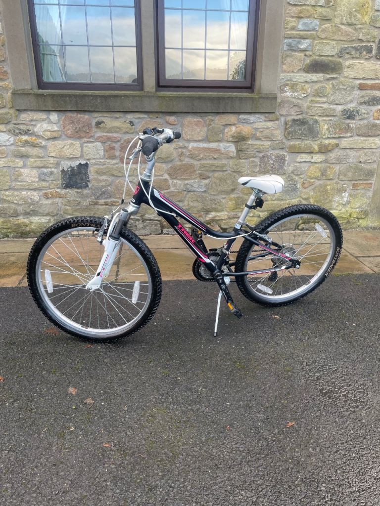 Trek MT220 girls mountain bike