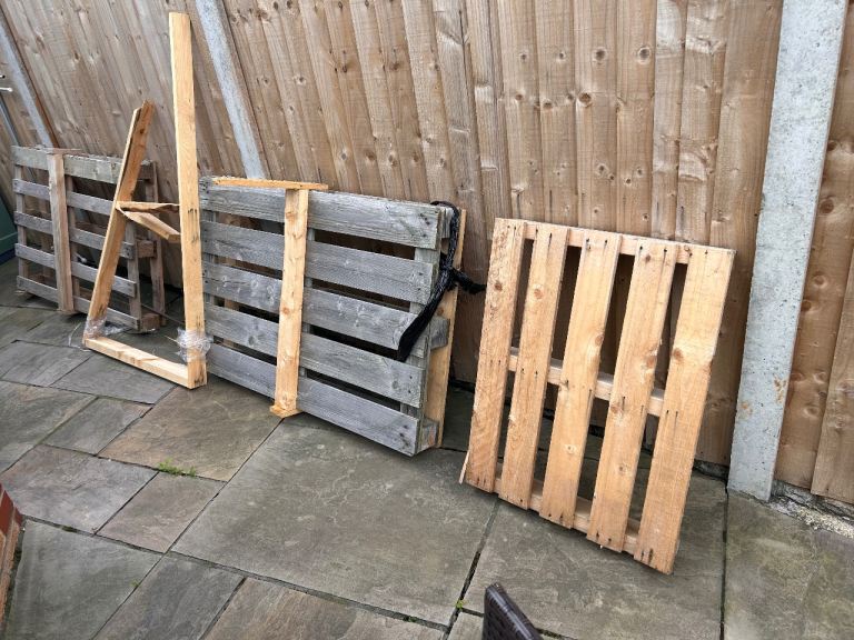 Used Wooden Pallets and Timber Pieces for DIY