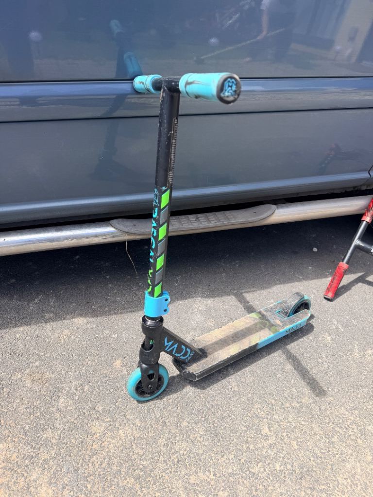 Mad Gear (MGP) Carve Pro Stunt Scooter in blue