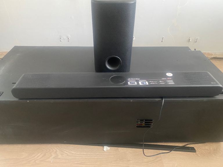LG SL4Y Soundbar with Wireless Subwoofer - Good Condition