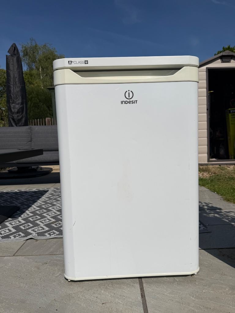 Indesit 55cm Freestanding Fridge Freezer – Fully Working