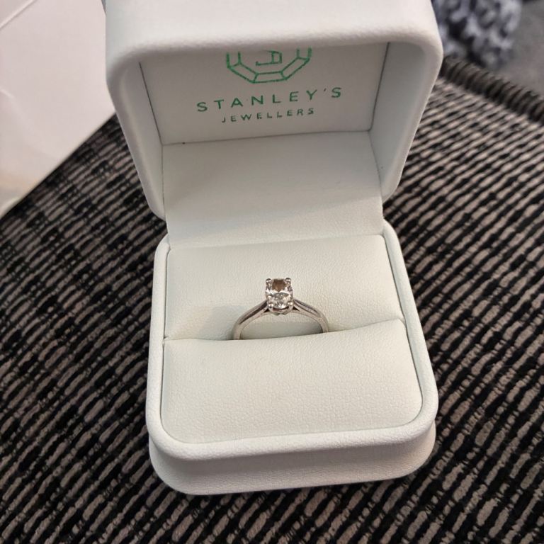Stanley's Platinum 0.75ct Oval Diamond Ring - V. GOOD Condition