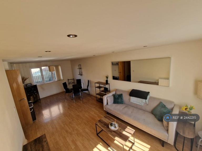 2 bedroom flat in The Bails, Worsley, Manchester, M28 (2 bed) (#2442215)