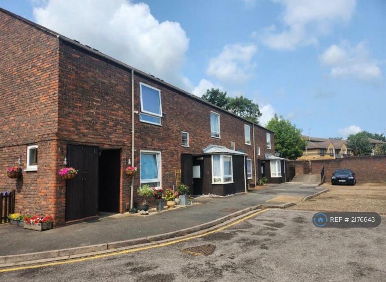 1 bedroom flat in Hatton Grove, West Drayton, UB7 (1 bed) (#2176643)