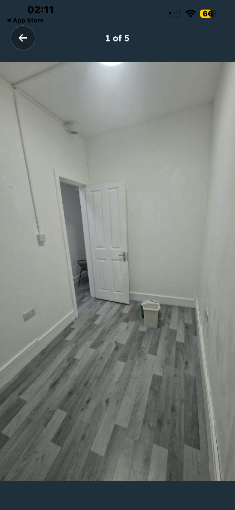 Small Unfurnished Room for Office or Beauty Space