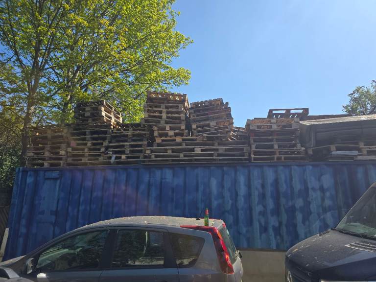 Free pallets. Dont message me until youve read the description 