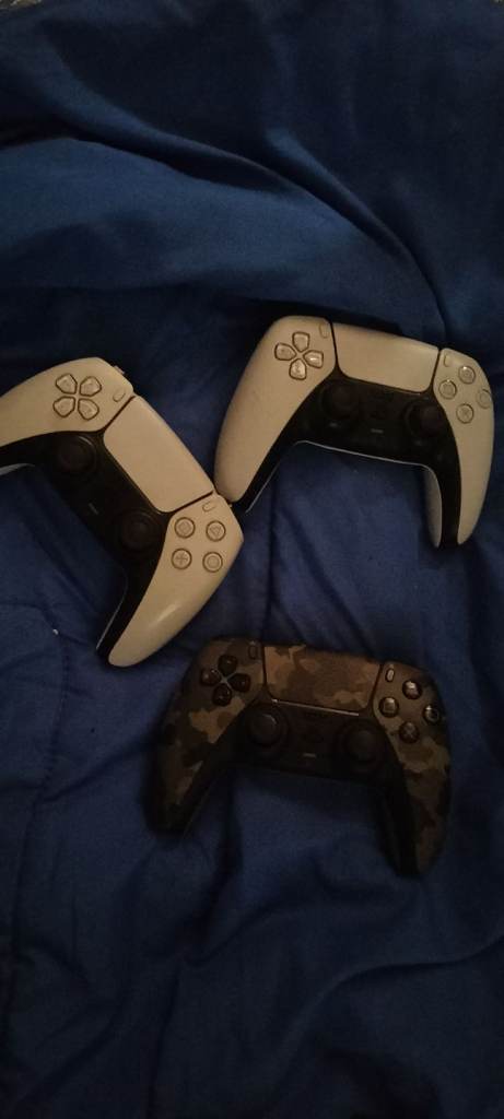 3 x ps5 controllers 