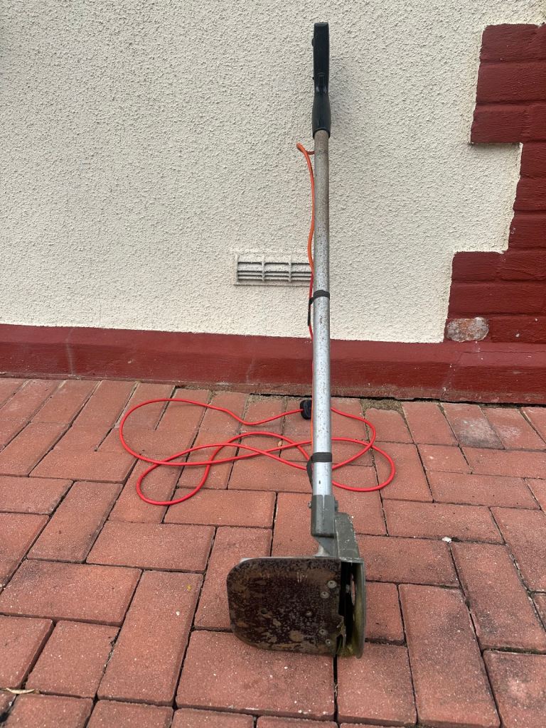 Black and Decker Lawn Edger (Strimmer)