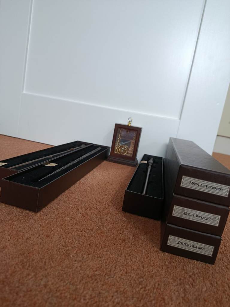 Harry potter collection of 2 wands and hermione's time turner