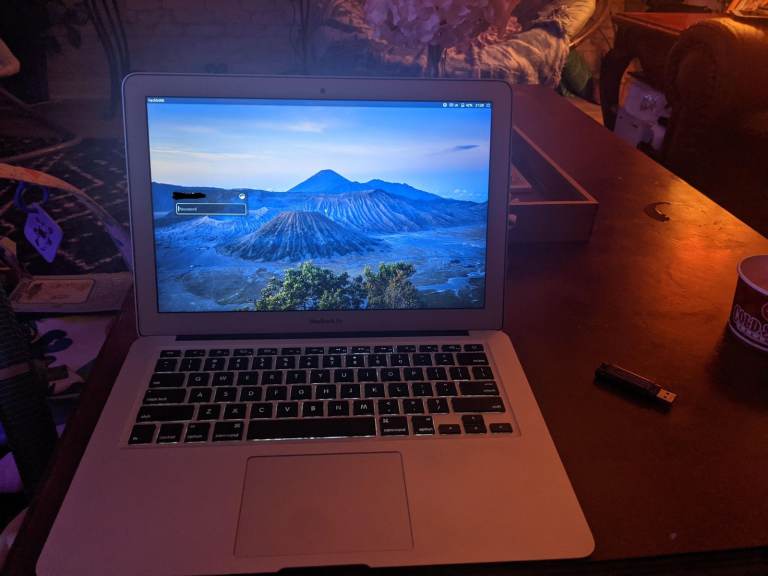Macbook, 13", a106, i5, 8GB, 512 SSD, Nvidia, Linux Mint, wifi, bluetooth, usb, hdmi