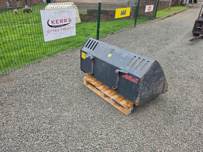 Avant loading bucket tractor telehandler 
