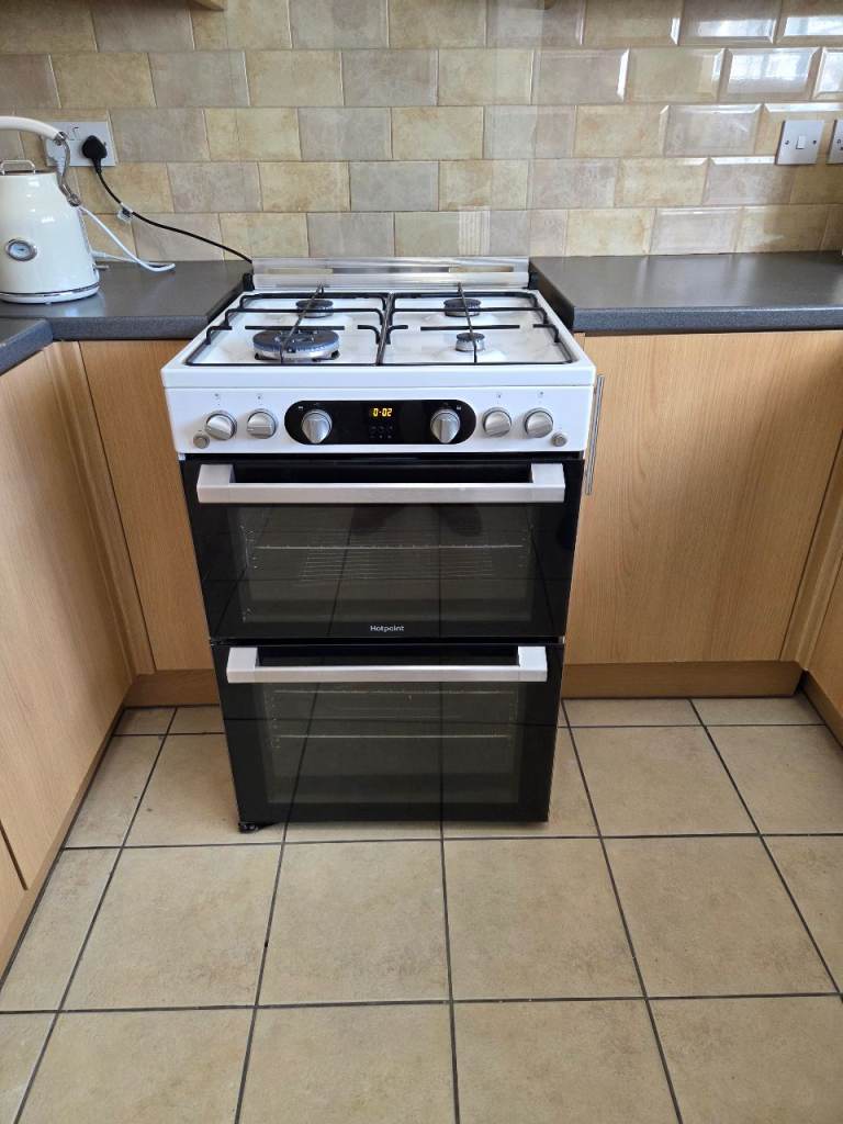 Hotpoint Freestanding Gas Cooker with Double Oven – White