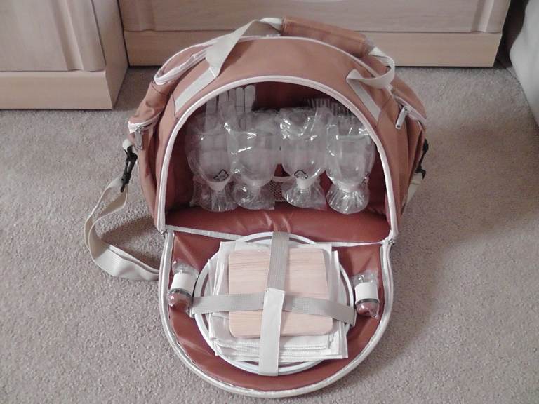 Picnic bag-4 Person – complete with cutlery, plates, glasses and Cooler Compartment 