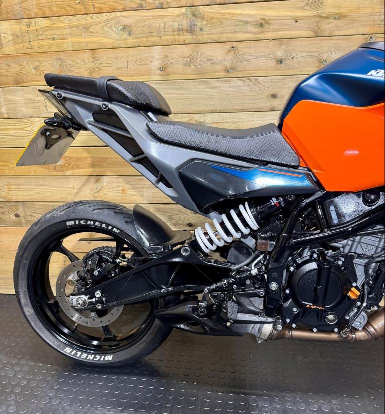 KTM Duke 125 / April 2025 model / covered 7.5k miles