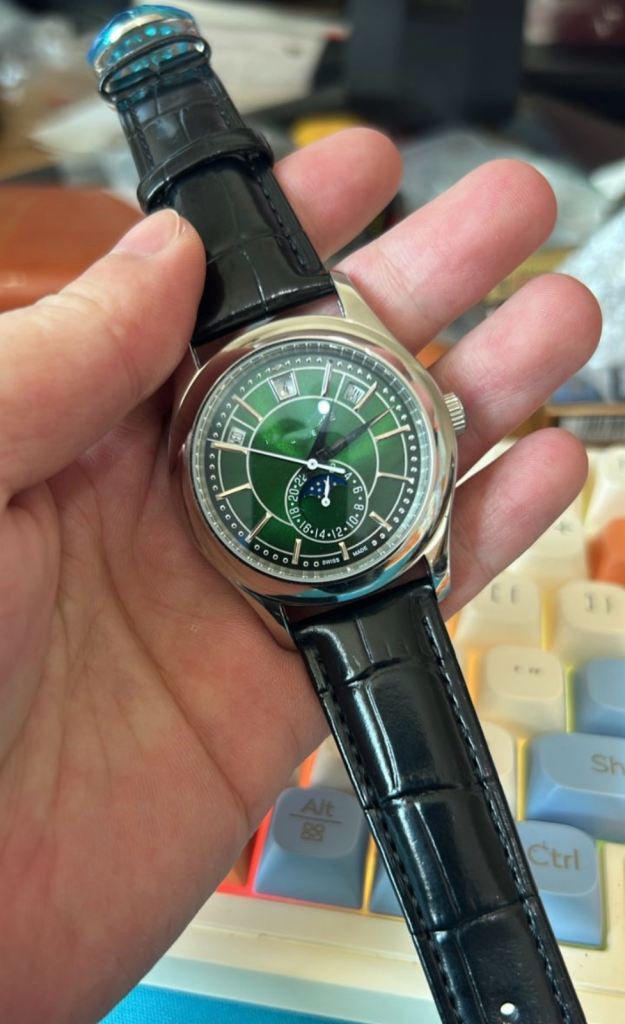 Stylish Mechanical Watch with Green Dial and Leather Strap
