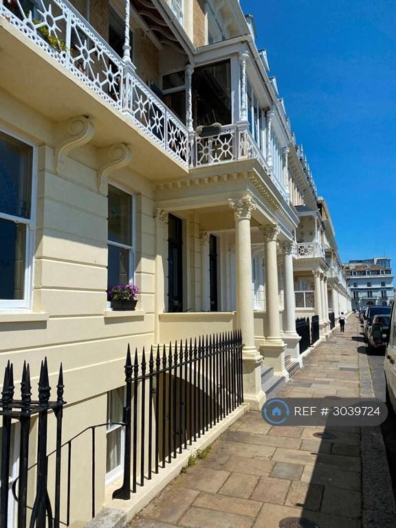 2 bedroom flat in Heene Terrace, Worthing, BN11 (2 bed) (#3039724)