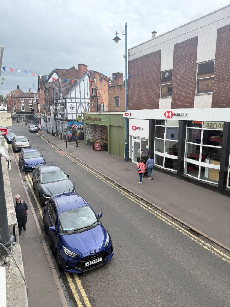 Room in Prime High Street Location