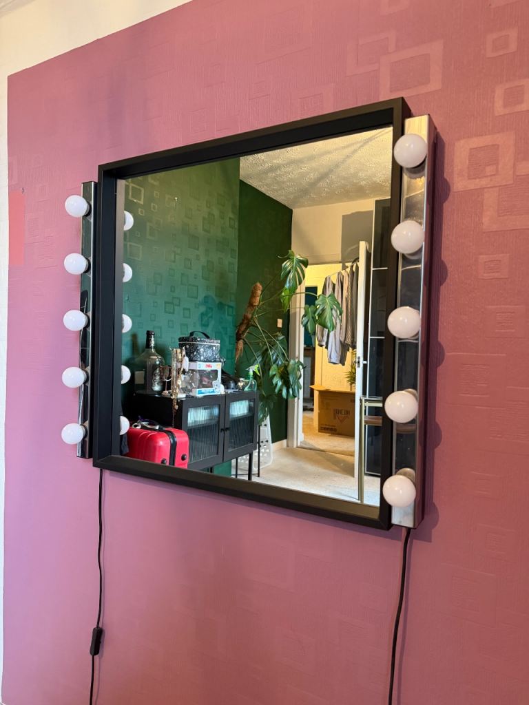 Dressing room mirror with lights 