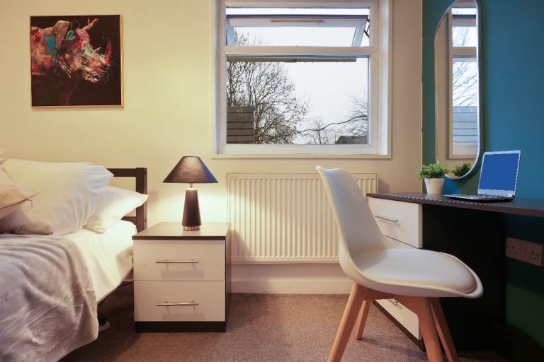 5-bed contractor house ● short term let ● Free parking, fast Wi-Fi & free gym