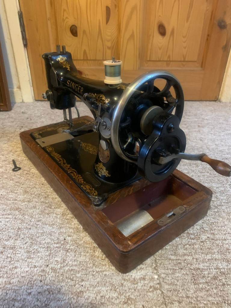 antique 1900's singer 28k Hand Crank Portable Sewing Machine