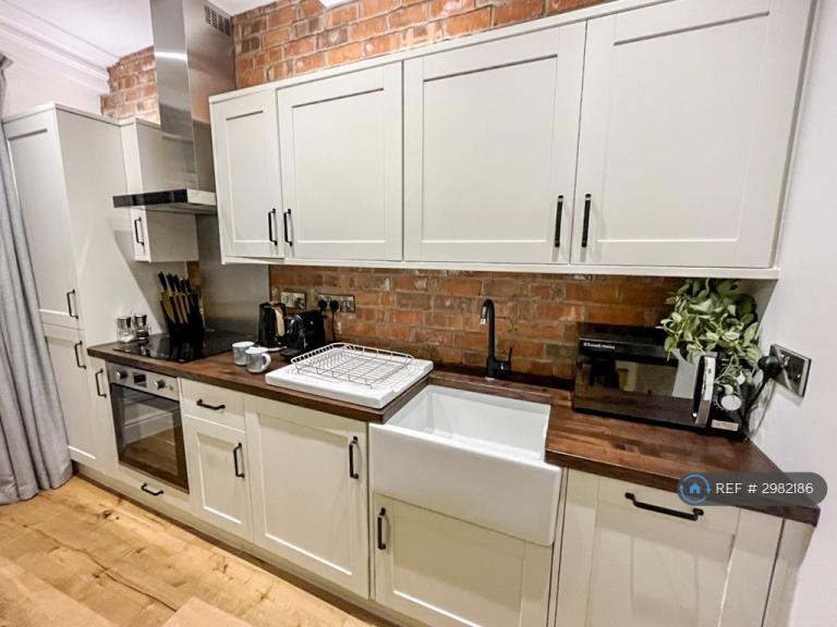 1 bedroom flat in St Peter's Gate, Nottingham, NG1 (1 bed) (#2982186)