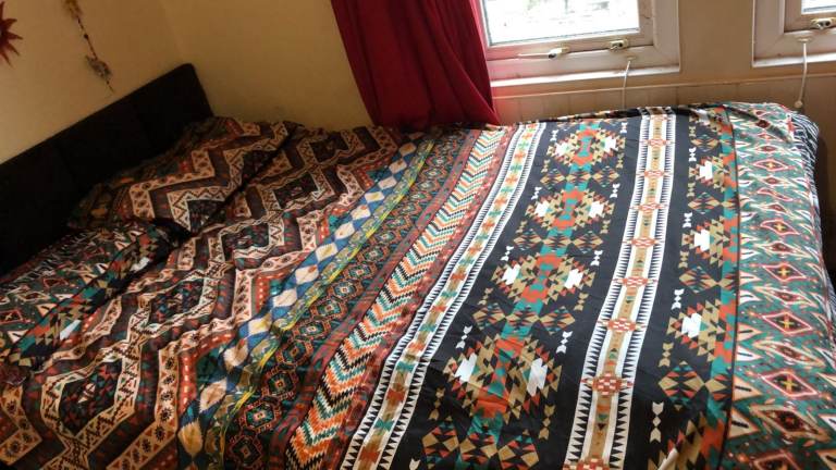 A furnished single room for £300 pcm. Located close to bus stops, Gateshead Metro, Newcastle.