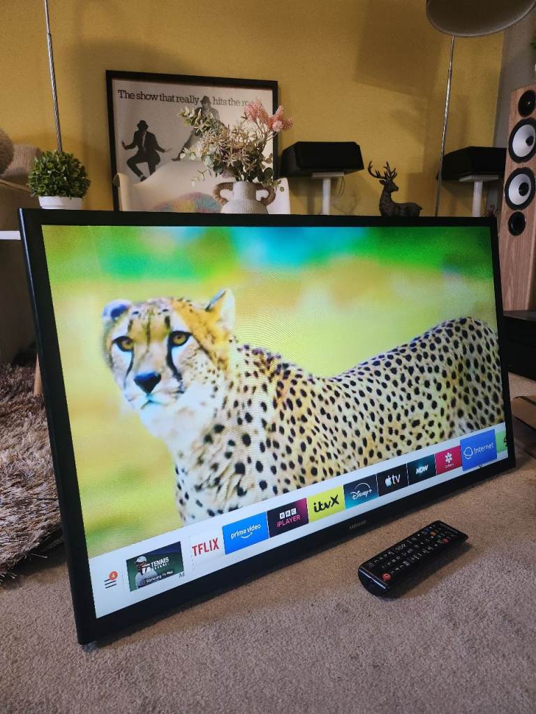 32" Samsung SMART HDR LED WiFi TV with Wall bracket, Remote £75
