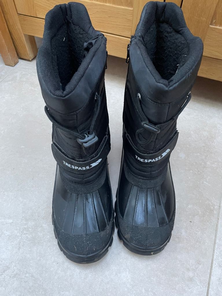 Snow boots size UK7