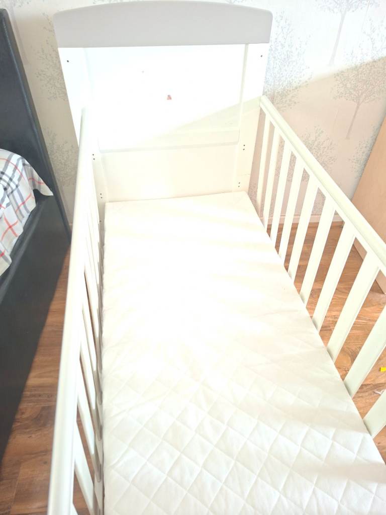 Mama & papa baby cot with mattress