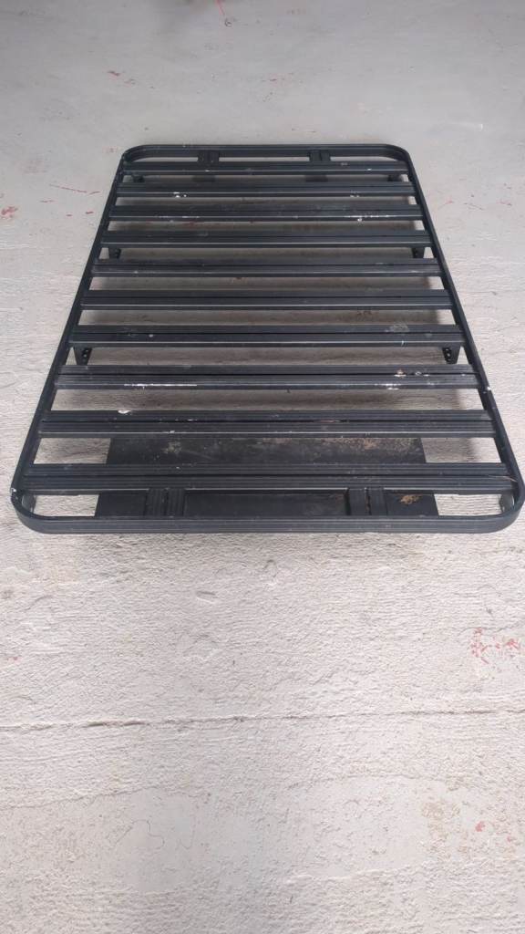 Flat dog roof rack
